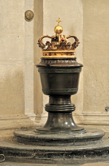 Gotycko-renesansowa chrzcielnica w kościele św. Piotra i Pawła (1528r.)